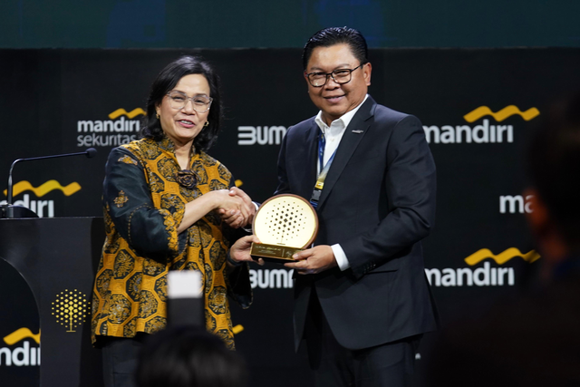 Menteri Keuangan Sri Mulyani dan Direktur Utama Bank Mandiri, Darmawan Junaidi pada Mandiri Investment Forum (MIF) 2025. Foto: Dok. Bank Mandiri