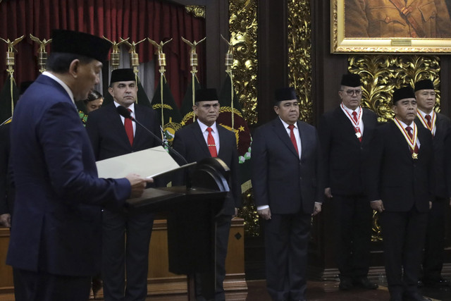 Menhan Sjafrie melantik sejumlah stafsus hingga asisten khsusus di Kemhan, Jakpus, Selasa (11/2/2025). Foto: Dok. Kemhan RI