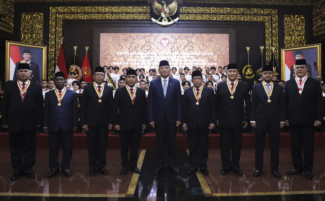 Menhan Sjafrie melantik sejumlah stafsus hingga asisten khsusus di Kemhan, Jakpus, Selasa (11/2/2025). Foto: Dok. Kemhan RI