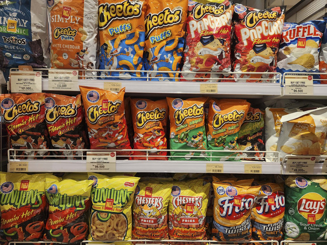 Deretan snack Cheetos yang dijual di supermarket di Indonesia. Foto: Ela Nurlaela/kumparan