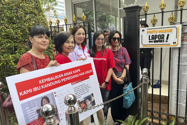 Sejumlah ibu korban parental abduction saat hendak melakukan aduan ke 'Lapor Mas Wapres' di Jakarta Pusat, Selasa (11/2). Foto: Eka Nurjanah/kumparan