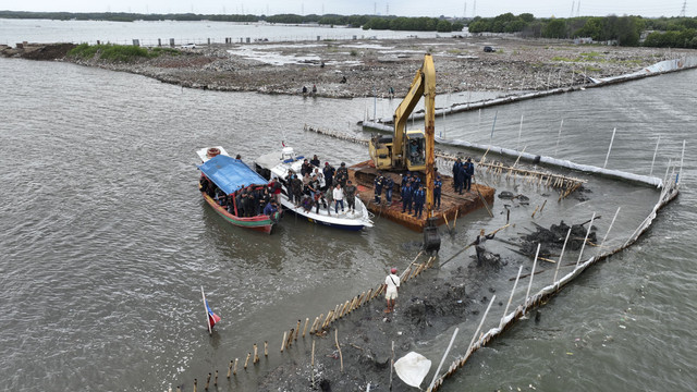 Direktur Jenderal Pengawasan Sumber Daya Kelautan dan Perikanan (PSDKP), Pung Nugroho Saksono dalam pembongkaran pagar laut tanpa izin di Desa Segarajaya, Bekasi Jawa Barat, Selasa (11/2/2025). Foto: Dok. Humas PSDKP KKP