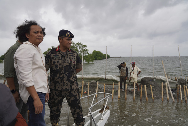 Direktur Jenderal Pengawasan Sumber Daya Kelautan dan Perikanan (PSDKP), Pung Nugroho Saksono dalam pembongkaran pagar laut tanpa izin di Desa Segarajaya, Bekasi Jawa Barat, Selasa (11/2/2025). Foto: Dok. Humas PSDKP KKP