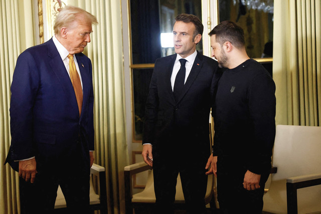 Presiden Prancis Emmanuel Macron (tengah) didampingi oleh presiden terpilih AS Donald Trump dan Presiden Ukraina Volodymyr Zelensky selama pertemuan di Istana Kepresidenan Elysee di Paris, Prancis, pada 7 Desember 2024. Foto: Sarah Meyssonnier / POOL / AFP