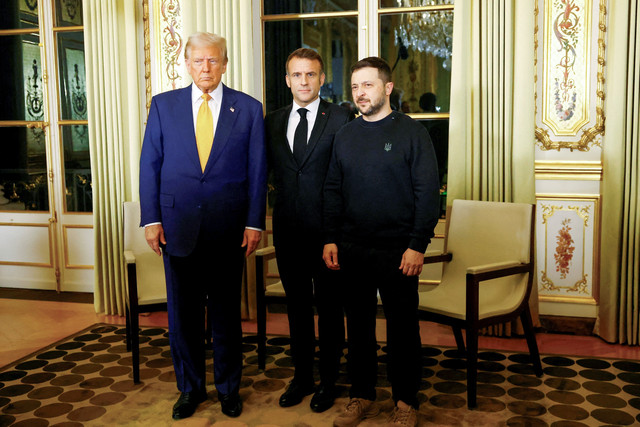 Presiden Prancis Emmanuel Macron (tengah) didampingi oleh presiden terpilih AS Donald Trump dan Presiden Ukraina Volodymyr Zelensky selama pertemuan di Istana Kepresidenan Elysee di Paris, Prancis, pada 7 Desember 2024. Foto: Sarah Meyssonnier / POOL / AFP