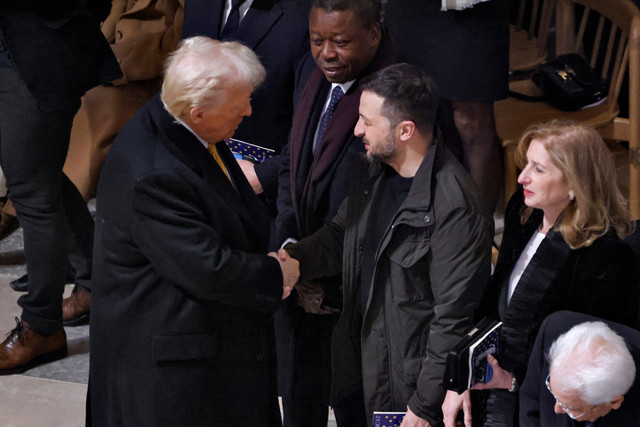 Presiden terpilih AS Donald Trump berjabat tangan dengan Presiden Ukraina Volodymyr Zelensky menjelang upacara pembukaan kembali Katedral Notre-Dame di Paris, Prancis, pada 7 Desember 2024. Foto: Ludovic MARIN / POOL / AFP