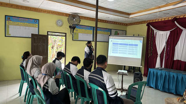 Dhira Adhikara sedang menjelaskan program Master Plan One Stop Service di Desa Kampil (Foto: Muthi Syarifatussolihah)