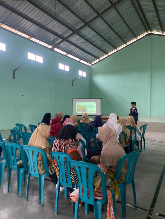 Penyuluhan Mengenai Pembentukan Bank Sampah Oleh KKN TIM 1 UNDIP 2025, Desa Tegalgot