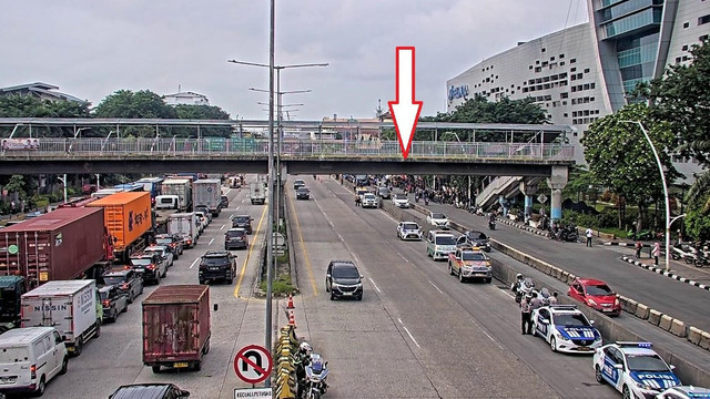 Kepadatan kendaraan di Tol Wiyoto Wiyono imbas unjuk rasa di depan kantor PELINDO, Jakarta, Selasa (11/2/2025). Foto: X/@SenkomCMNP