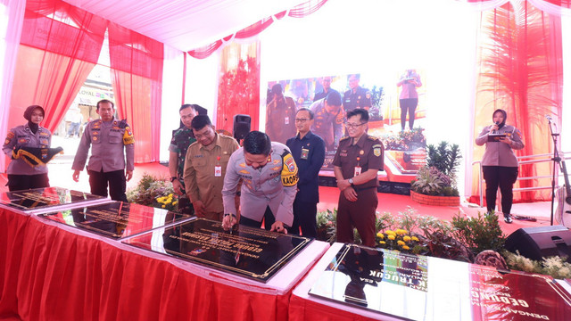 Kapolres Bojonegoro, AKBP Mario Prahatinto, saat tanda tanganani prasasti peresmian empat gedung baru Polsek jajaran dan satu pos penjagaan Sat Lantas Polres Bojonegoro. Selasa (11/02/2025). (Aset: Istimewa)