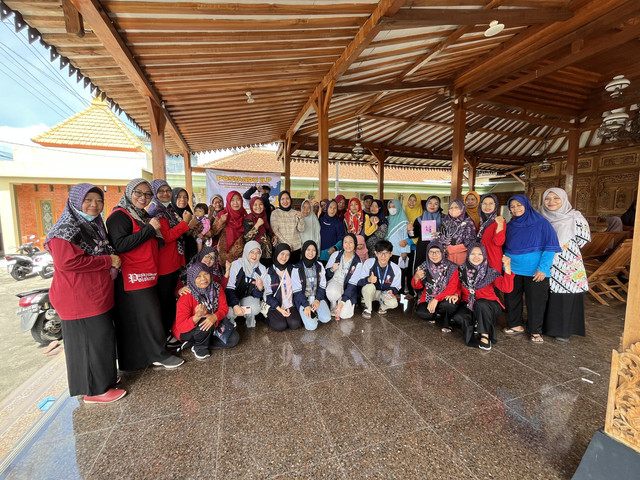 Kegiatan Pendampingan GERMAS melawan virus HMPV di Balai Desa Karangwuni, Kec. Polokarto, Kab. Sukoharjo bersama kader kesehatan, mahasiswa KKN UNDIP, dan masyarakat Karangwuni.