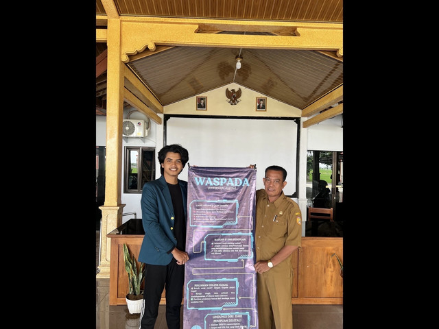 Peletakan Standing Banner bersama Sekretaris Desa (sumber:dokumen pribadi)