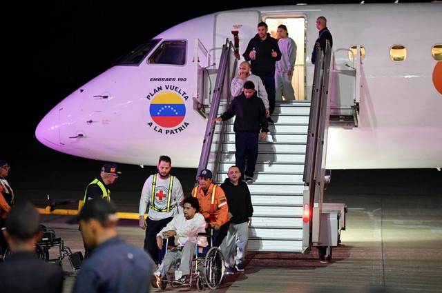 Migran Venezuela yang dideportasi dari AS di bandara Internasional Simon Bolivar di Maiquetia, Negara Bagian La Guaira, Venezuela, Senin (10/2/2025). Foto: Gaby Oraa/REUTERS