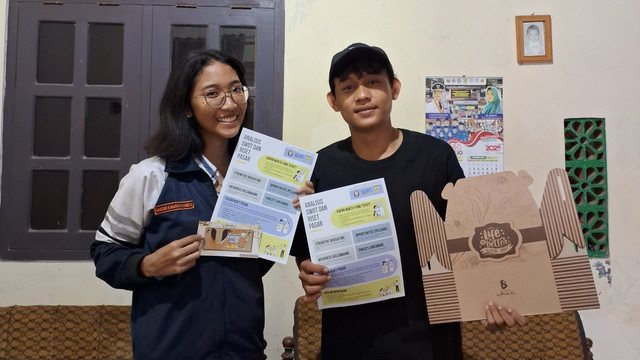 Foto kegiatan penyerahan poster analisis SWOT dan riset pasar pada UMKM Ubi Cilembu Joloarto, Kamis (06/02/2025). Foto: Nandini Kamahayanikan