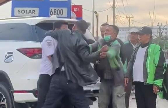 Peristiwa penganiayaan yang terjadi di salah satu Pom bensin di Rajabasa, Bandar Lampung. | Foto: Dok Istimewa