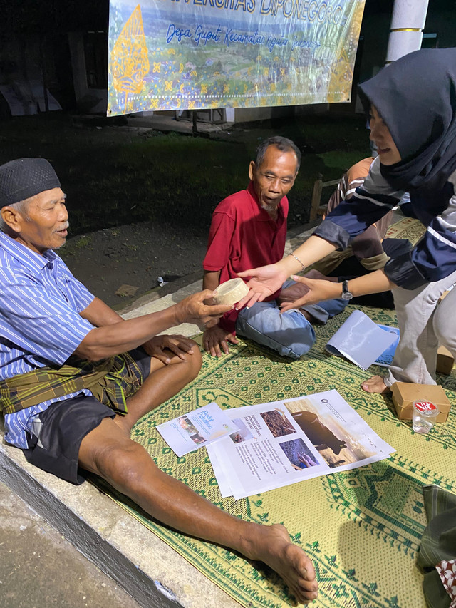 Penyerahan Produk Mineral Blok kepada Peternak Sapi di Desa Gupit, Kab. Sukoharjo (Sumber: Dokumentasi Pribadi Tim KKN I Universitas Diponegoro Desa Gupit)