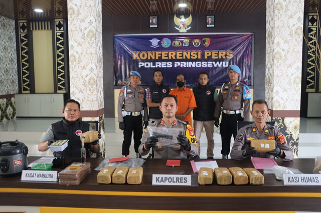 Kapolres Pringsewu, AKBP M Yunnus Saputra saat konferensi pers terkait kasus narkoba. | Foto: Dok Humas Polres Pringsewu