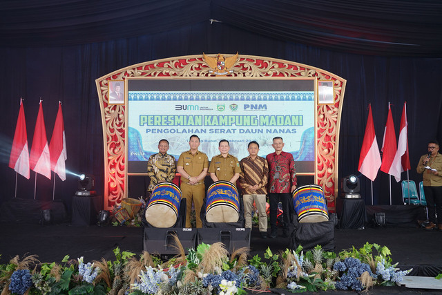 Pj Gubernur Sumatera Selatan Elen Setiadi (tengah), Asisten Deputi Pengembangan Hilirisasi Industri Pertambangan Kementerian Ekonomi Agus Wibowo (kedua dari kanan), Bupati Muara Enim Liono Basuki (kedua dari kiri), dan Direktur Bisnis PNM Prasetya Sayekti (kiri) pada peresmian Kampung Madani Pengolahan Serat Daun Nanas di Desa Tanjung Bunut, Muara Enim. Foto: Dok. PNM