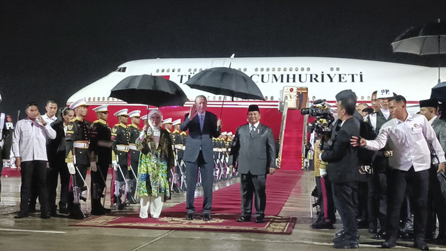 Presiden Republik Indonesia Prabowo Subianto menyambut langsung kedatangan Presiden Turki Recep Tayyip Erdogan di Lanud Halim Perdanakusumah, Selasa (11/2/2025).  Foto: Zamachsyari/kumparan