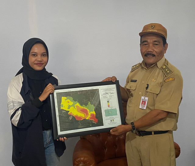 Mahasiswa KKN UNDIP Melakukan Pendampingan Pembuatan Peta DEM Desa Pundungrejo.  Penyerahan Peta Topografi Digital Elevation Model oleh Oktavia Diyah Pradita Sari kepada Kepala Desa Pundungrejo, Kabupaten Sukoharjo. https://www.instagram.com/kkn_desapundungrejo?igsh=MXZlMXU2YzkyOTIwNw== 