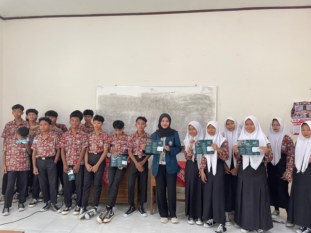 Sosialisasi Penggunaan dan Fitur Google Maps oleh Oktavia Diyah Pradita Sari kepada siswa SMPN 3 Tawangsari. https://www.instagram.com/kkn_desapundungrejo?igsh=MXZlMXU2YzkyOTIwNw==