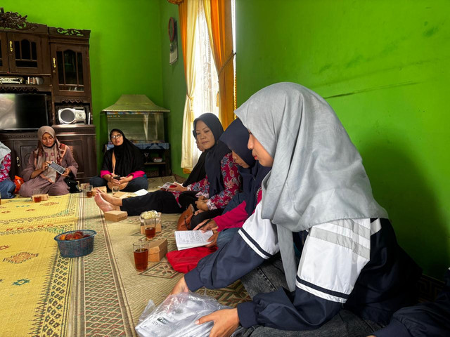 Foto Bersama Kader PKK Desa (sumber: dokumentasi sendiri)