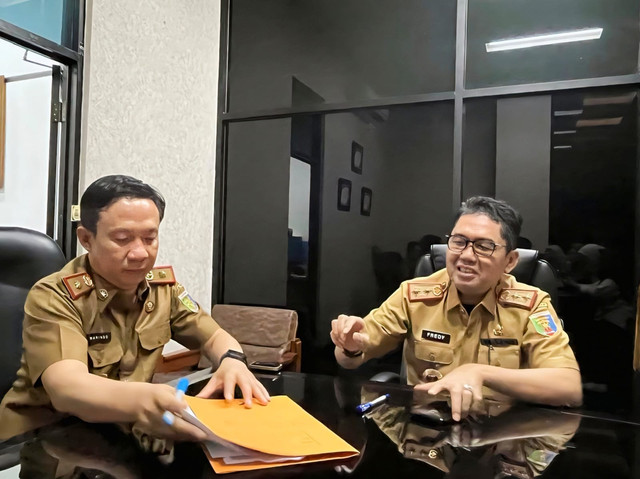 Penjabat (Pj) Sekretaris Daerah Provinsi Lampung, Fredy bersama  Kepala BPKAD Provinsi Lampung, Marindo Kurniawan | Foto : Eka Febriani / Lampung Geh