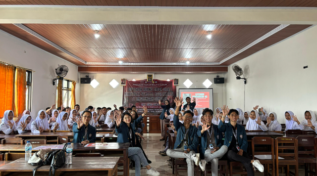 Foto bersama saat pelaksanaan kegiatan penyuluhan gerakan anti kekerasan seksual di lingkungan sekolah SMK Tunas Bangsa. Sumber: Dokumen Pribadi