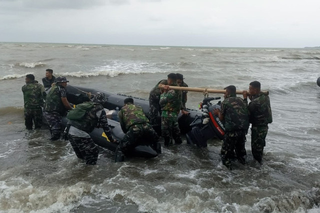 TNI AL membongkar pagar laut di wilayah Tanjung Pasir, Tangerang, Banten, Selasa (11/2/2025). Foto: Dispenal