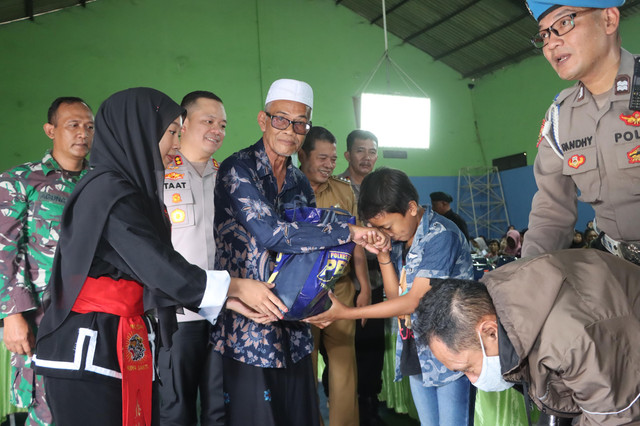 Baksos, Pengobatan Gratis Polres Tulungagung Bersama Perguruan Pencak Silat