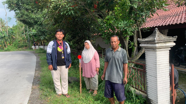 Foto Bersama Warga (sumber: dokumentasi sendiri)