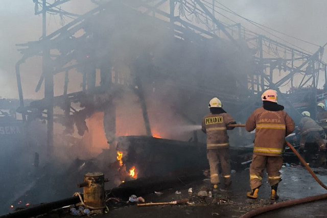 Kapal di Pelabuhan Muara Baru, Jakut, terbakar, Selasa (11/2/2025). Foto: Dok. Istimewa