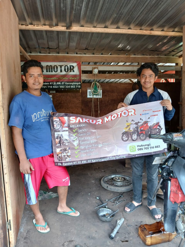 Dokumentasi pribadi pada saat penyerahan banner publikasi bengkel kepada pemilik bengkel desa sakur karangtengah 