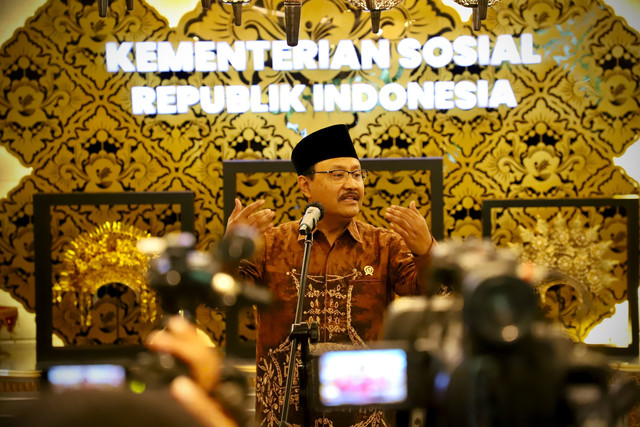 Menteri Sosial Saifullah Yusuf (Gus Ipul) menemui wartawan di kantor Kemensos, Jakarta, Selasa (11/2/2025). Foto: Kemensos RI