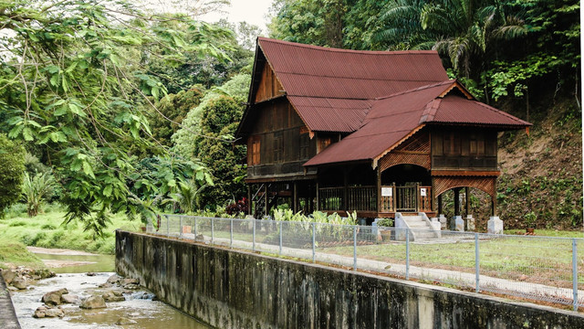 Ilustrasi Rumah Belah Bubung. Unsplash.com/Amar Syazwan Rosman