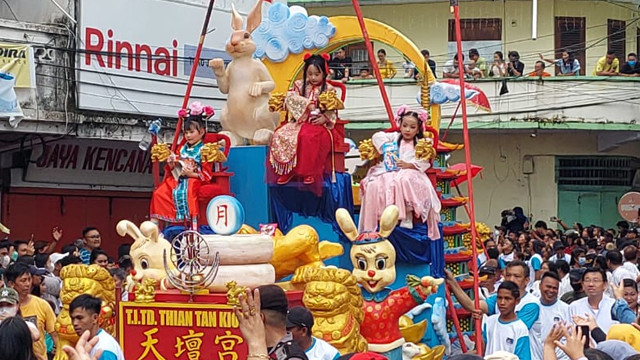 Pawai kendaraan hias pada Festival Cap Go Meh di Kota Manado, Sulawesi Utara.