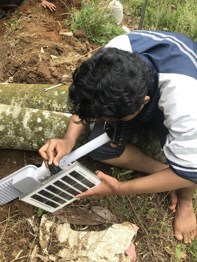 Proses perakitan Penerangan Jalan Umum Tenaga Surya  (PJU TS) pada salah satu titik