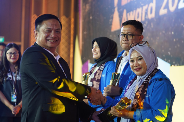 Direktur Utama PNM, Arief Mulyadi (kiri) saat menyerahkan penghargaan kepada karyawan dengan performa terbaik pada PNM Excellence Award 2025 di The Gade Tower, Jakarta. Foto: Dok. PNM