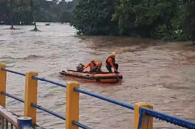 Tim SAR terseret arus banjir saat evakuasi warga di Maros. Foto: kumparan