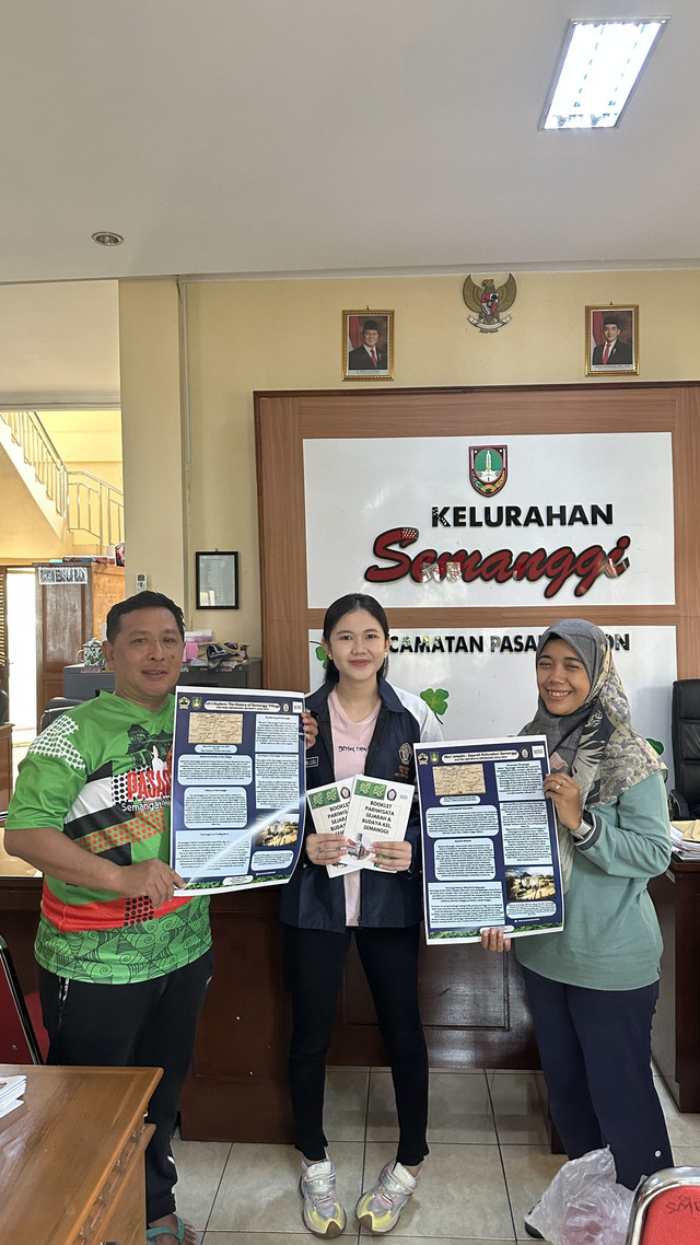 Penyerahan poster dan booklet kepada Bapak Catur dan Ibu Atur selaku perangkat Kelurahan Semanggi, Pasar Kliwon, Surakarta