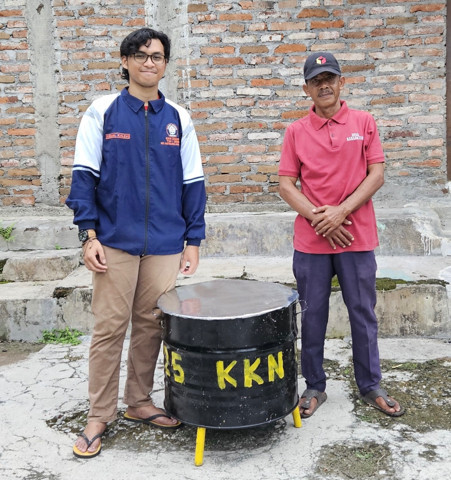 Pemberian alat pengolahan sampah rumah tangga kepada Pa Bayan selaku kepala Dusun Kwagean, Desa Karangturi. Senin (10/02/25), (Foto: Dok. KKN)