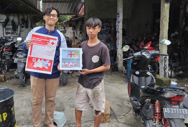 Pemberian P3K untuk mendukung K3 di bengkel desa kepada Mas Anang. Senin (10/02/2025), (Foto: Dok KKN)