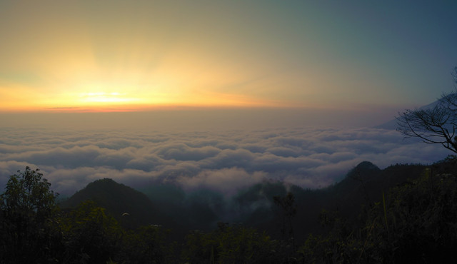 Wisata Gunung Telomoyo. Foto: Gunung Telomoyo. Sumber: unsplash.com/Muhammad Fadil.