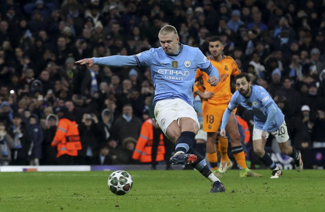 Pemain Manchester City, Erling Haaland, mencetak gol kedua dari titik penalti pada pertandingan Liga Champions leg pertama antara Manchester City vs Real Madrid di Stadion Etihad, Manchester, Inggris, Rabu (12/2/2025) dini hari WIB. Foto: Scott Heppell/REUTERS