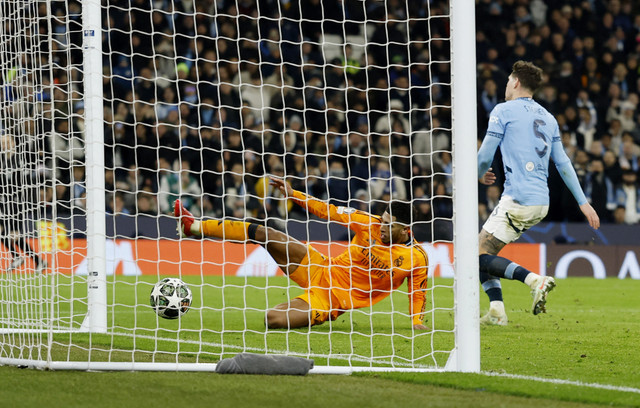 Pemain Real Madrid, Jude Bellingham, mencetak gol ketiga mereka pada pertandingan Liga Champions leg pertama antara Manchester City vs Real Madrid di Stadion Etihad, Manchester, Inggris, Rabu (12/2/2025) dini hari WIB. Foto: Jason Cairnduff/REUTERS