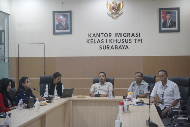 Kantor Imigrasi Kelas I Khusus TPI Surabaya menggelar sosialisasi Aplikasi Pelaporan Orang Asing (APOA) yang diikuti 49 hotel di Surabaya, Sidoarjo, dan Malang.