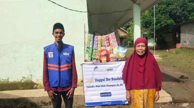 Penyerahan Bantuan Modal Usaha oleh Tim DT Peduli Serang kepada Ibu Saadah (Sumber : DT Peduli)