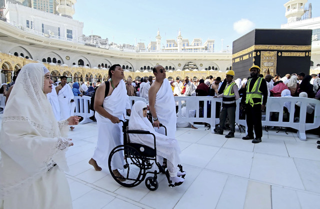 Megawati (kursi roda) umrah bareng anak-anaknya. Foto: Dok. Istimewa