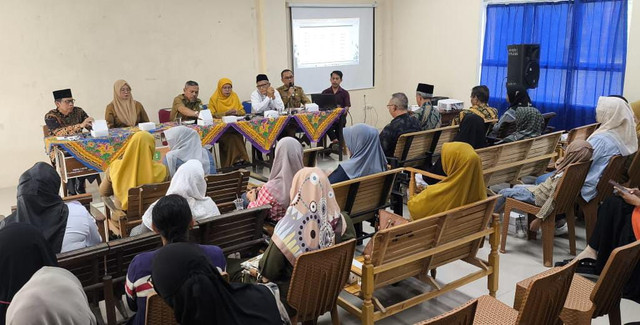 Pihak SMAN 1 Mempawah Hilir menggelar pertemuan dengan ortu siswa. Foto: M. Zain/Hi!Pontianak