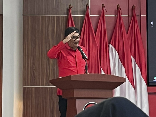 Ketua DPP PDIP Djarot Saiful Hidayat memberikan sambutan dalam acara pembekalan kepala daerah, di Sekolah Partai PDIP, Lenteng Agung, Jakarta Selatan, Rabu (12/2/2025). Foto: Alya Zahra/kumparan 